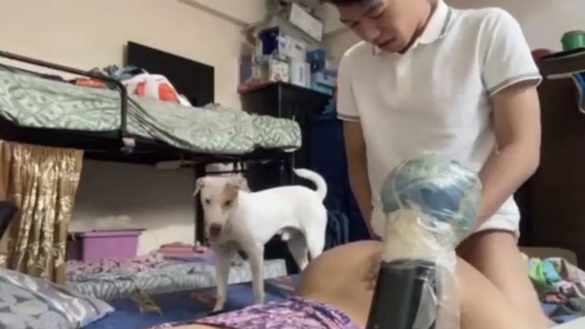 Tinuruan ni Douglas Ang Kanyang Doggie Kung Pano Ang Tamang Dogstyle